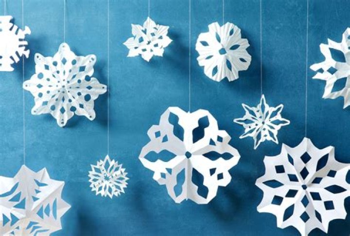 50 Enchanting Pictures Of Paper Snowflakes For Winter Decor