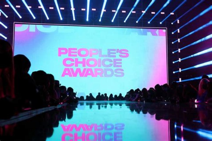 Community actor who hosted the People's Choice Awards in 2017: 2 wds.