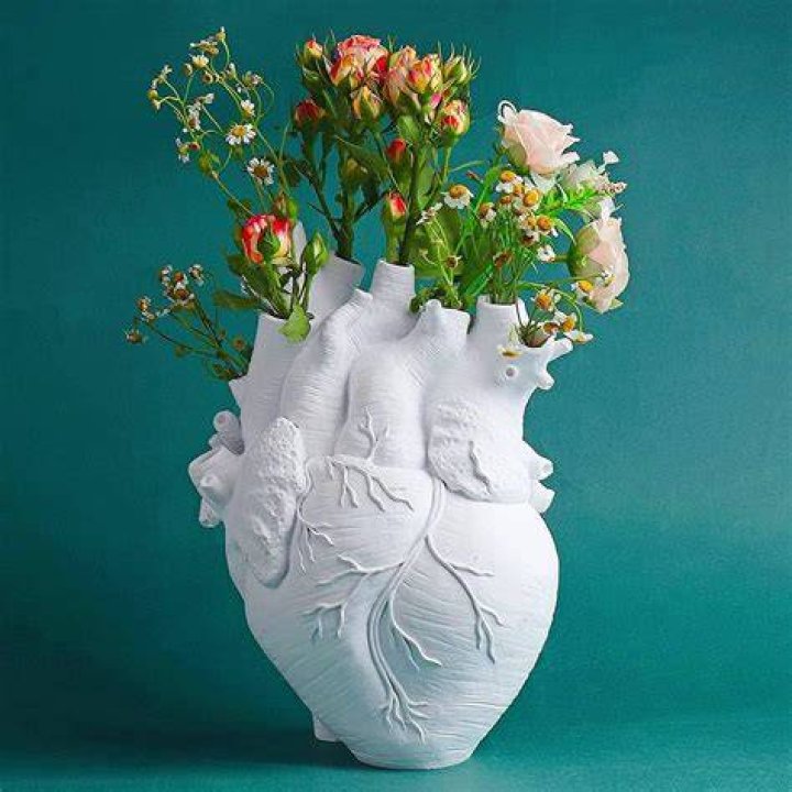 Fancy vase like the Grecian one in a famous 50-Down