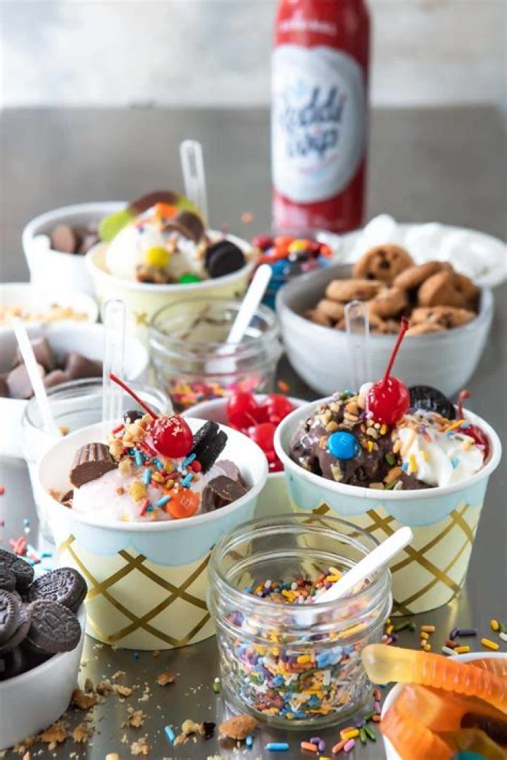 Hot ___ (chocolate topping for sundaes)